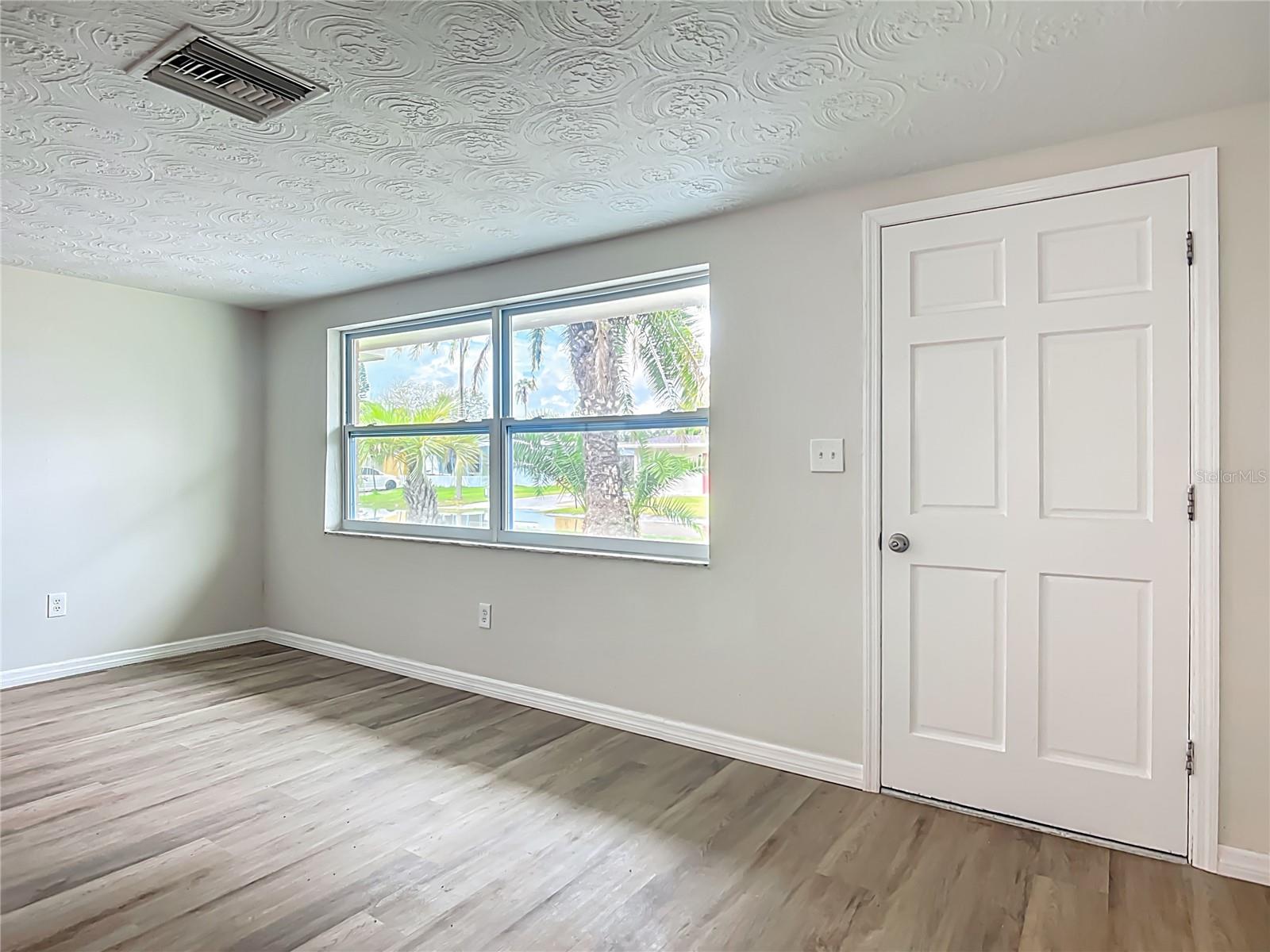 Listing photo id 3 for 6632 Sierra Terrace