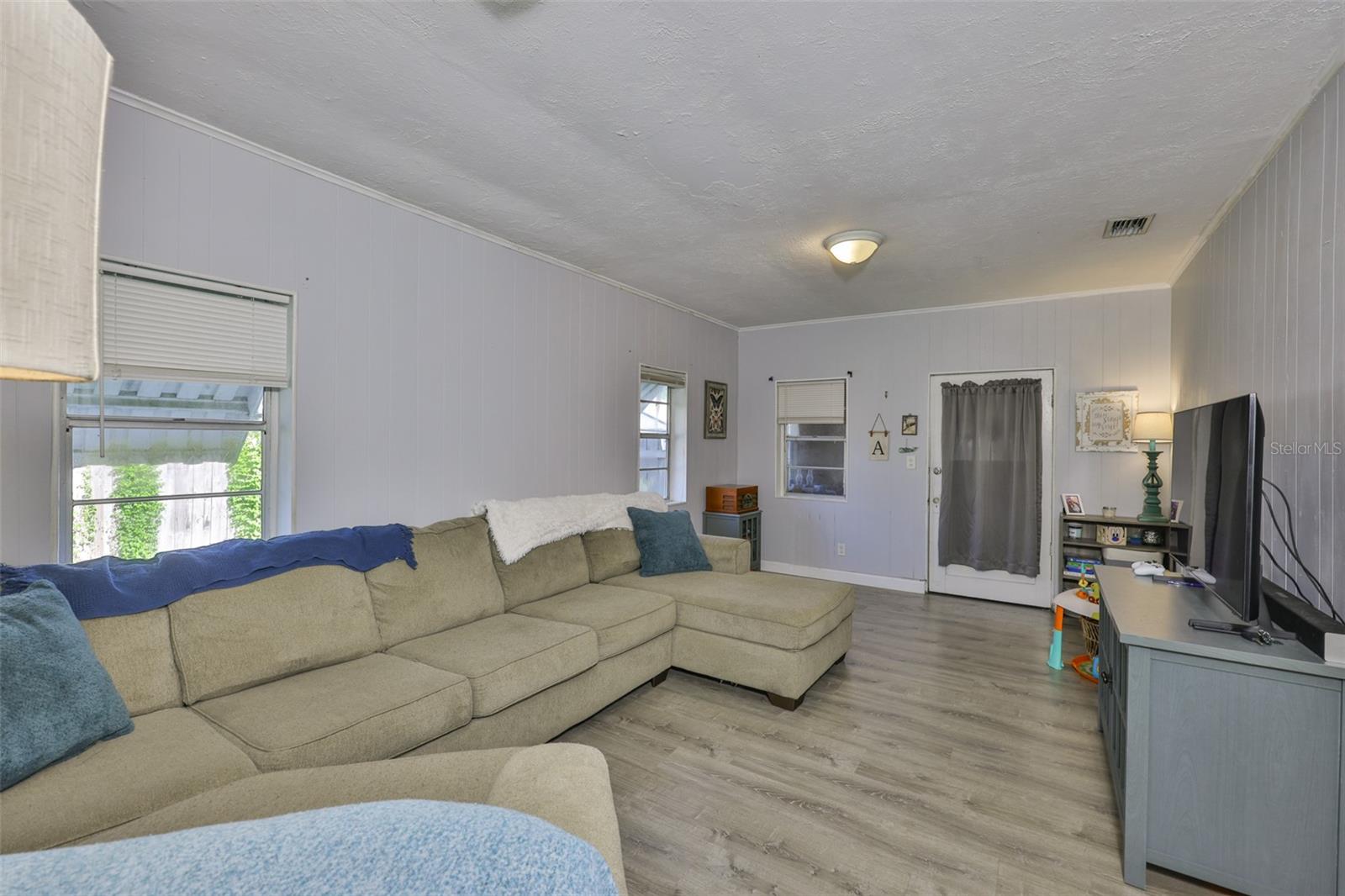 Listing photo id 7 for 1303 Cherry Street