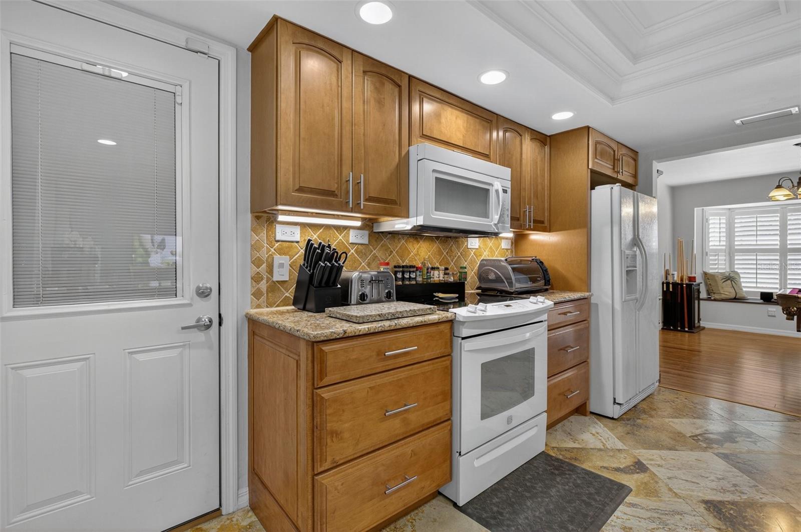 Image 11 of 31 For 210 Jayview Avenue