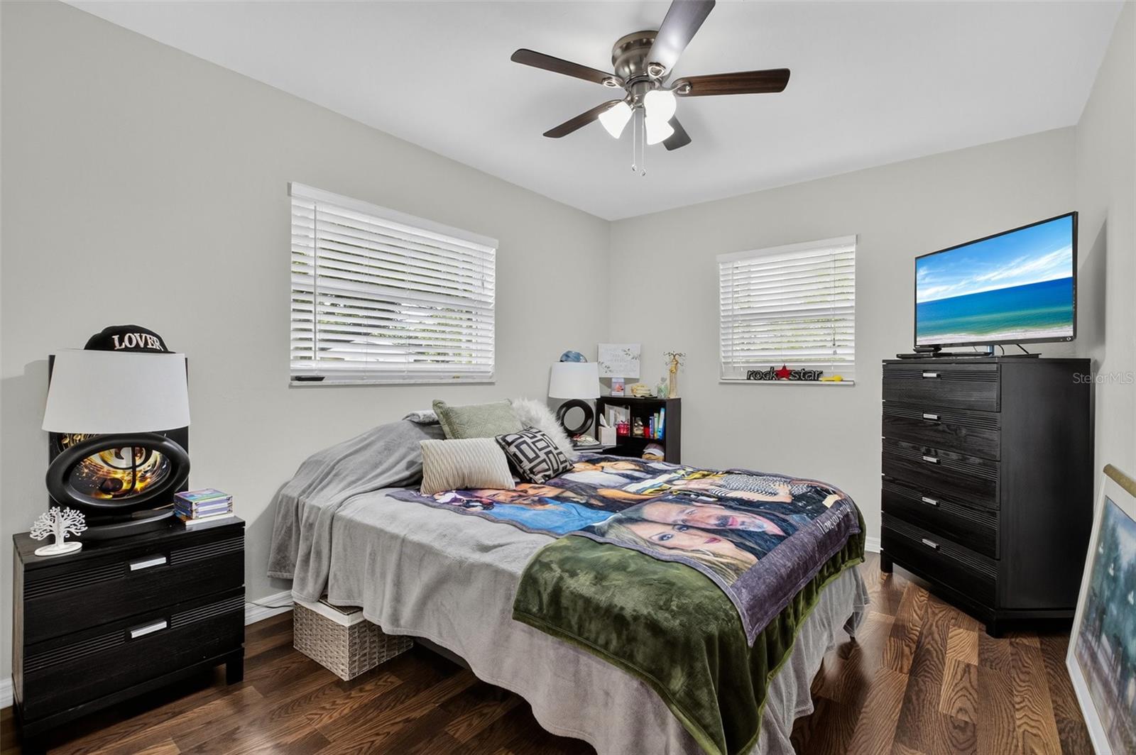 Image 18 of 31 For 210 Jayview Avenue