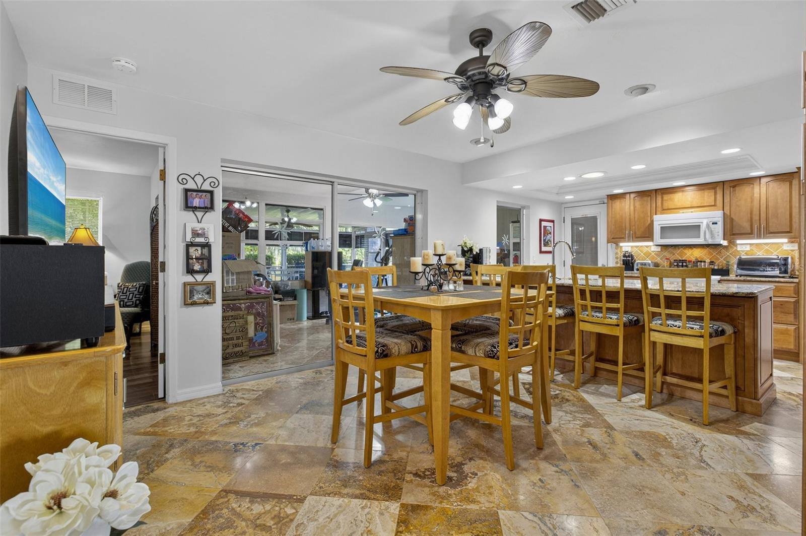 Image 7 of 31 For 210 Jayview Avenue