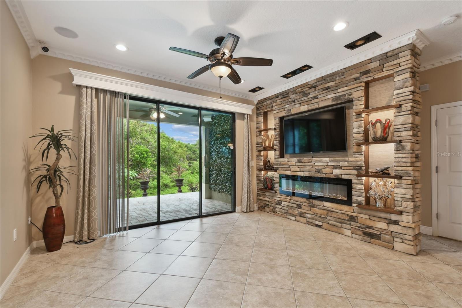 Listing photo id 9 for 7929 Tasso Court