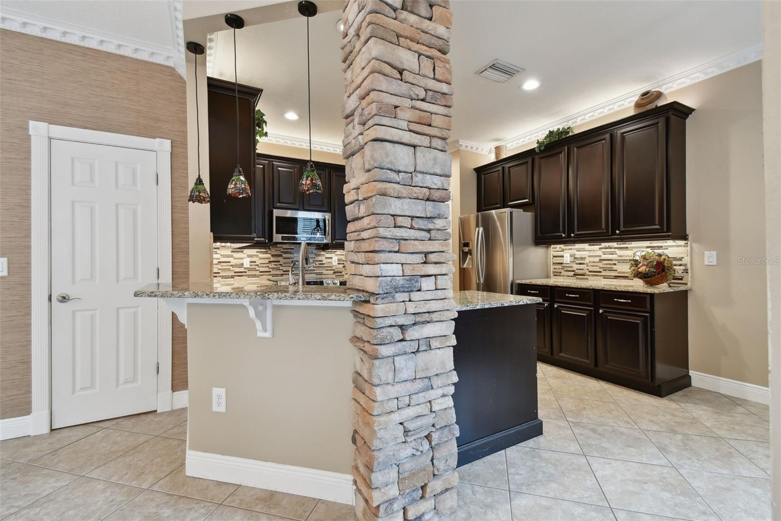 Listing photo id 13 for 7929 Tasso Court