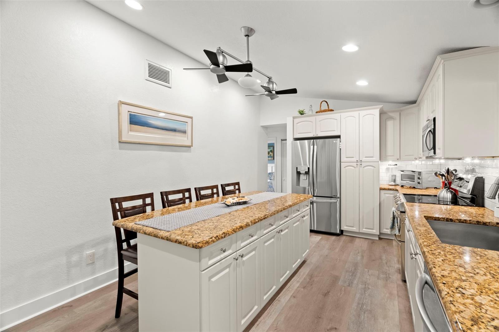 Listing photo id 8 for 14030 79th Avenue