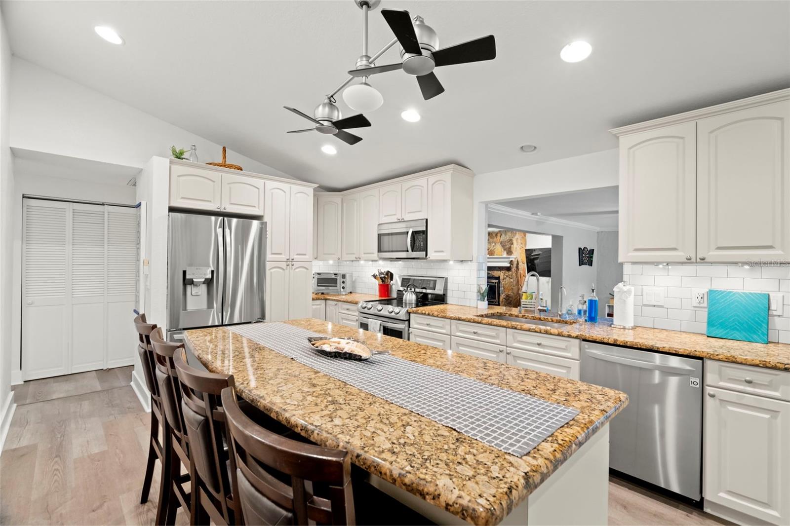 Listing photo id 10 for 14030 79th Avenue