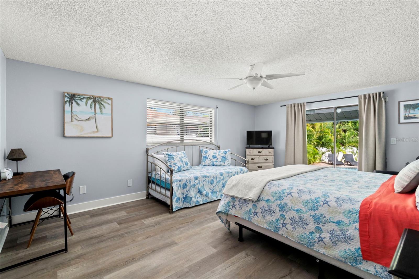 Listing photo id 12 for 14030 79th Avenue