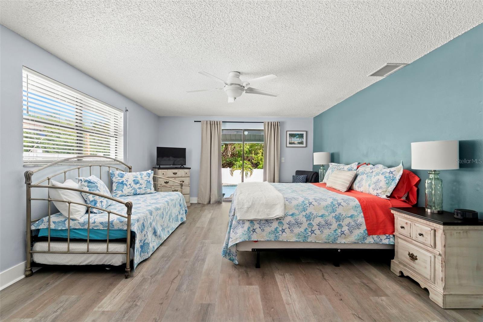 Listing photo id 13 for 14030 79th Avenue