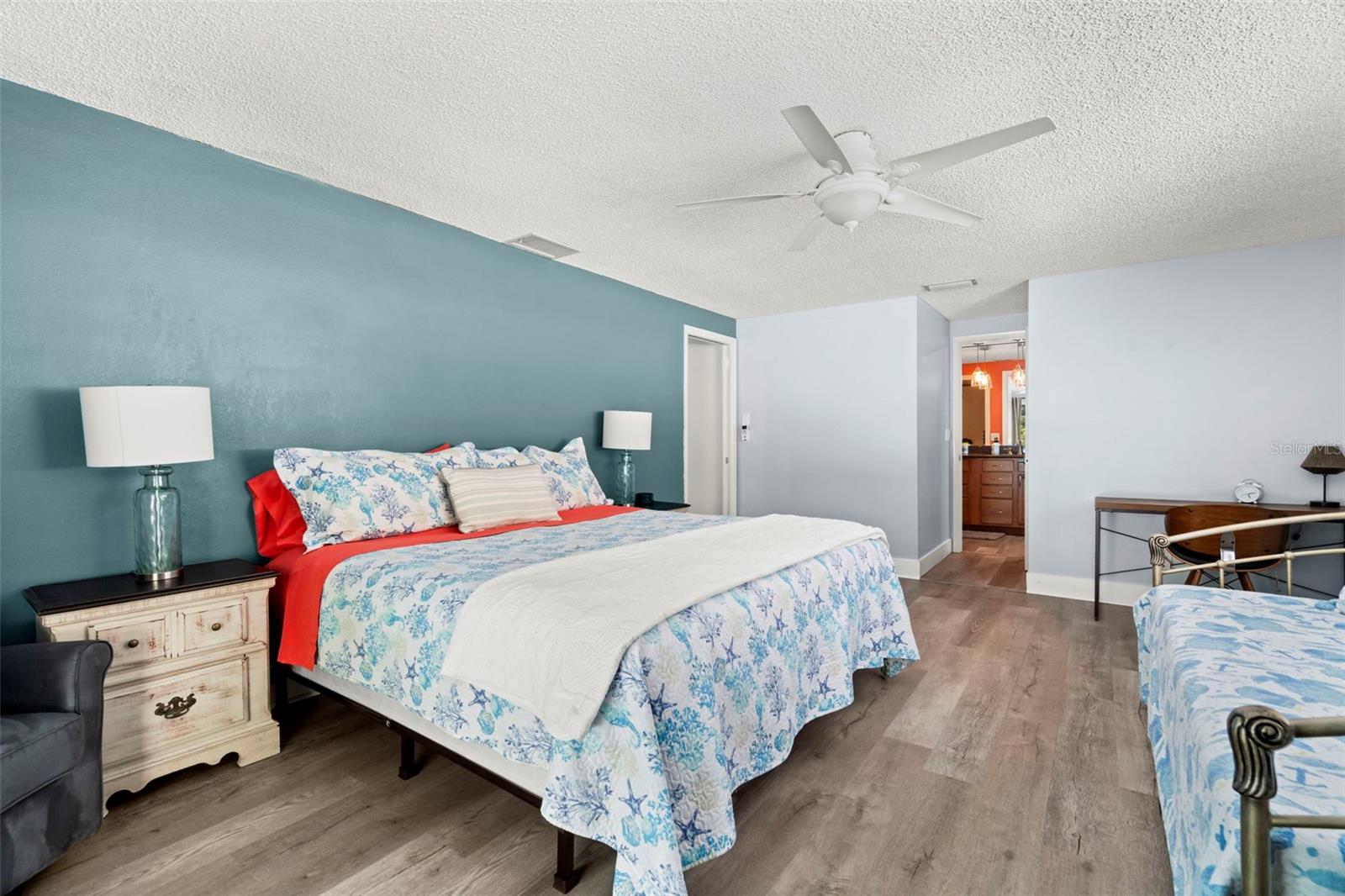 Listing photo id 14 for 14030 79th Avenue