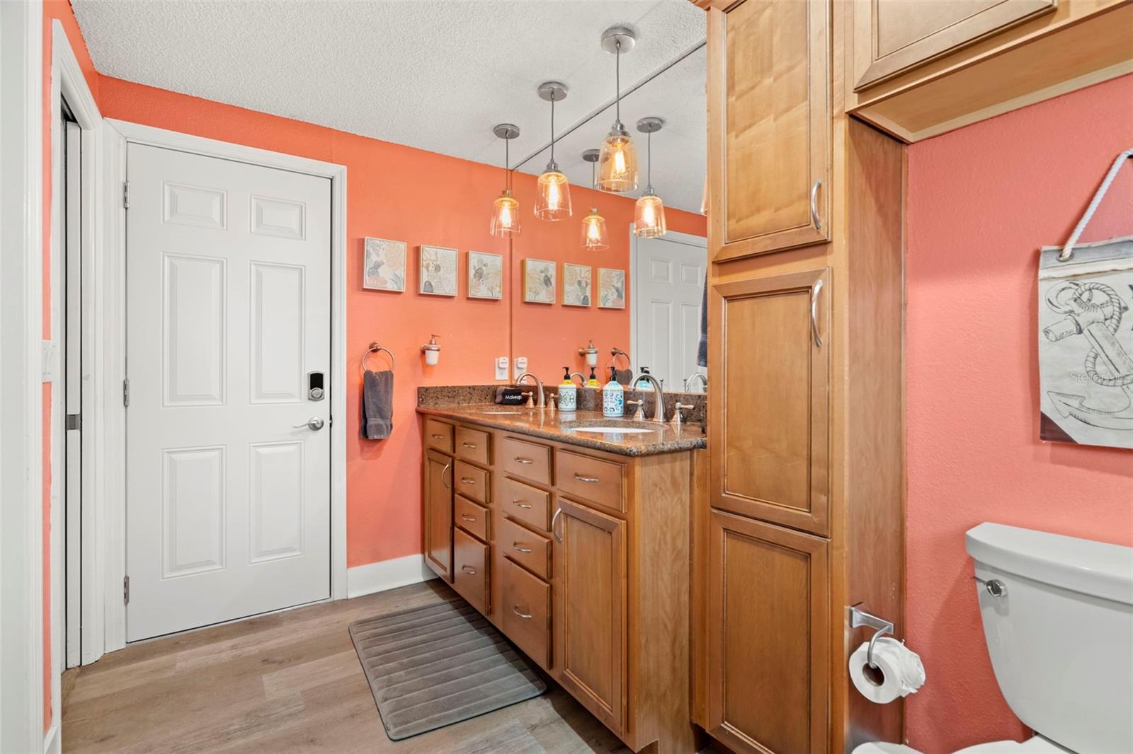 Listing photo id 15 for 14030 79th Avenue