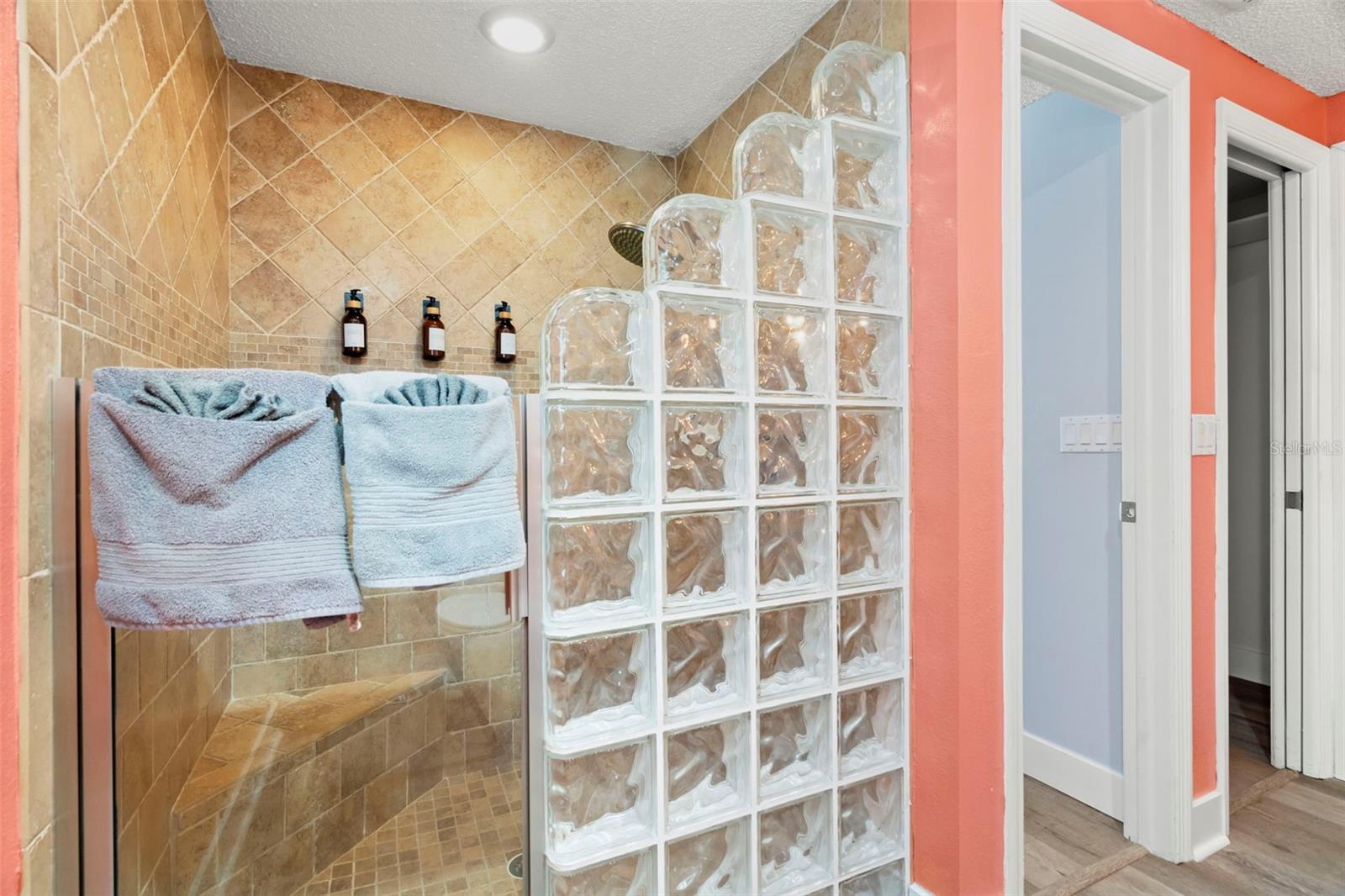 Listing photo id 16 for 14030 79th Avenue