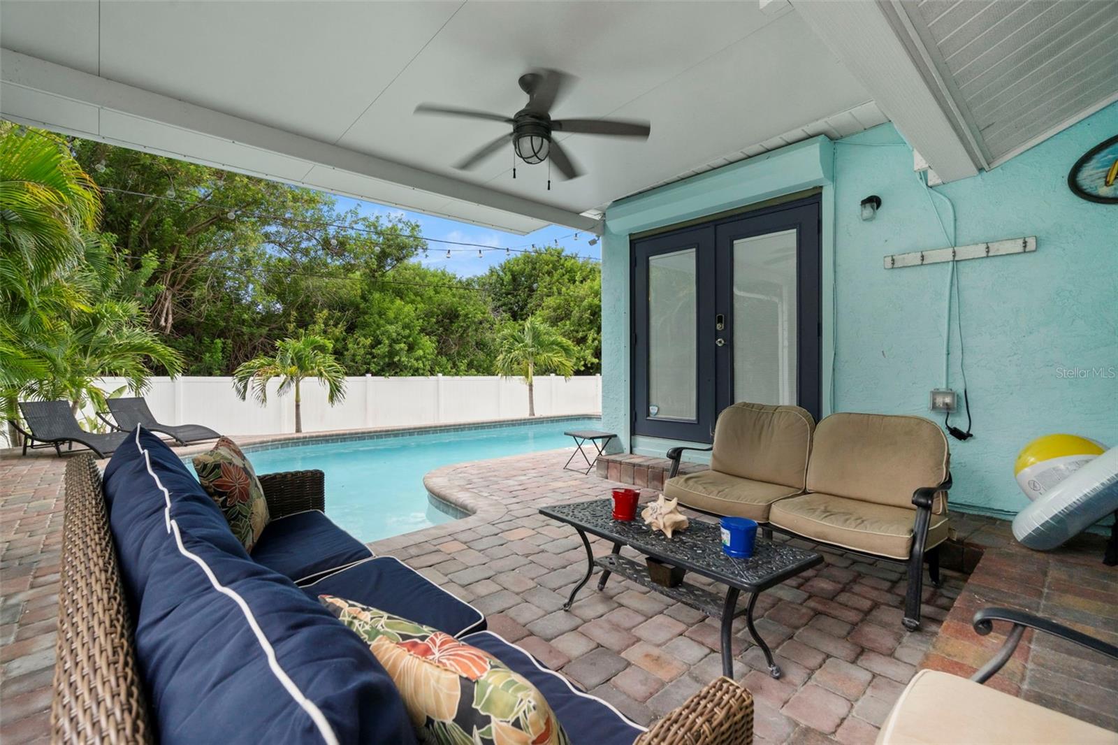 Listing photo id 0 for 14030 79th Avenue