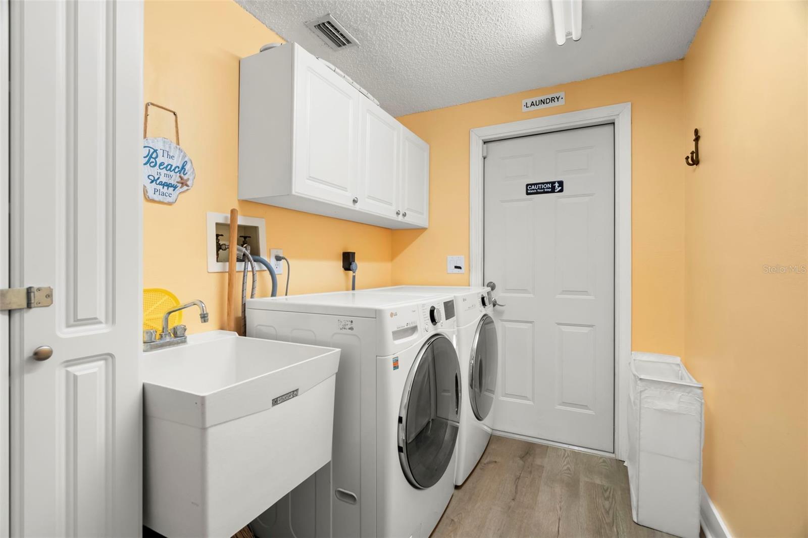 Listing photo id 18 for 14030 79th Avenue