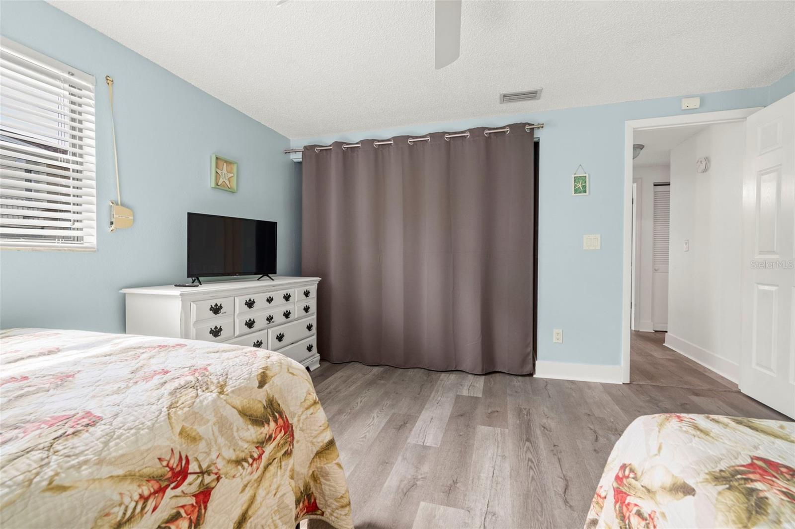 Listing photo id 23 for 14030 79th Avenue