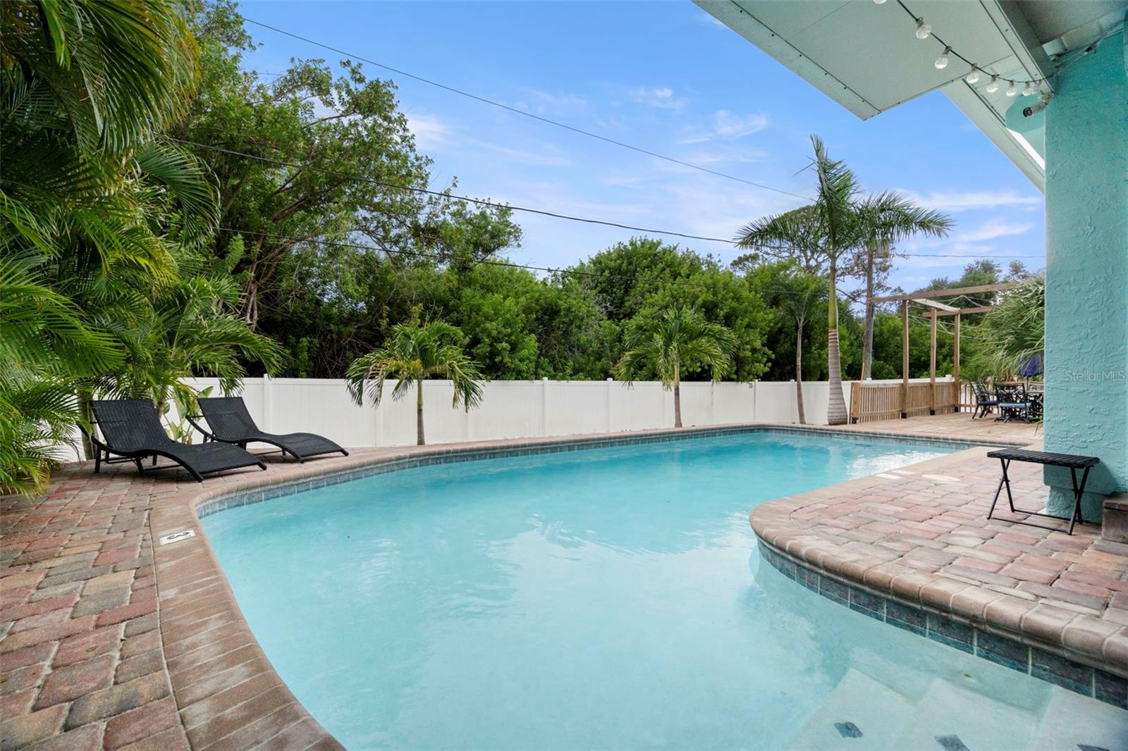 Listing photo id 24 for 14030 79th Avenue