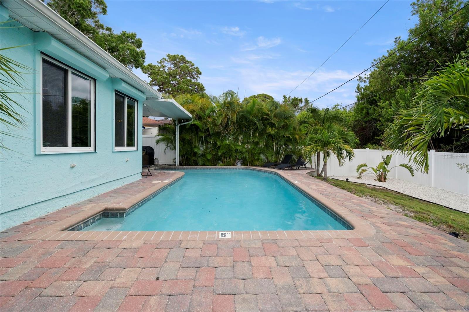 Listing photo id 26 for 14030 79th Avenue