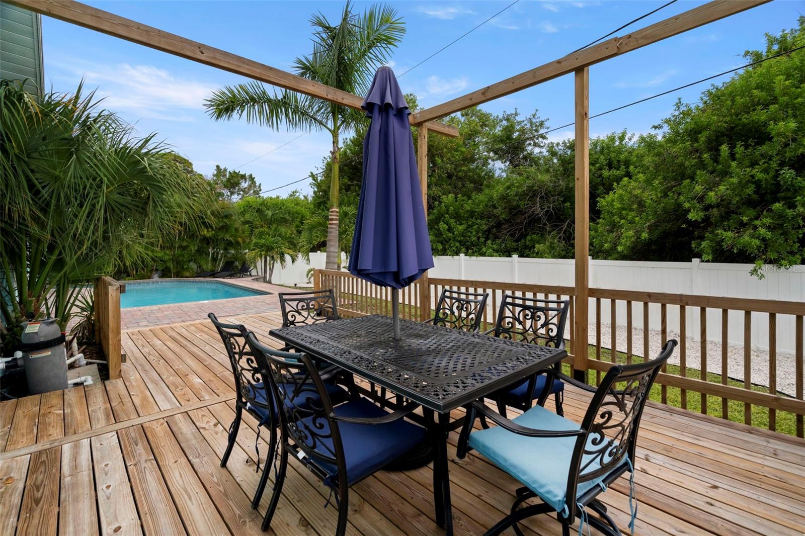 Listing photo id 27 for 14030 79th Avenue