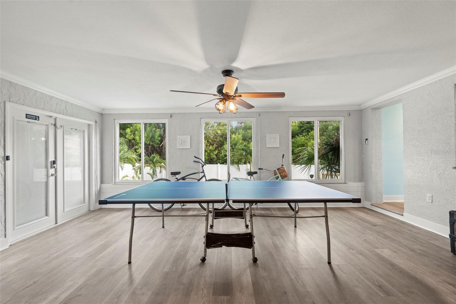 Listing photo id 1 for 14030 79th Avenue