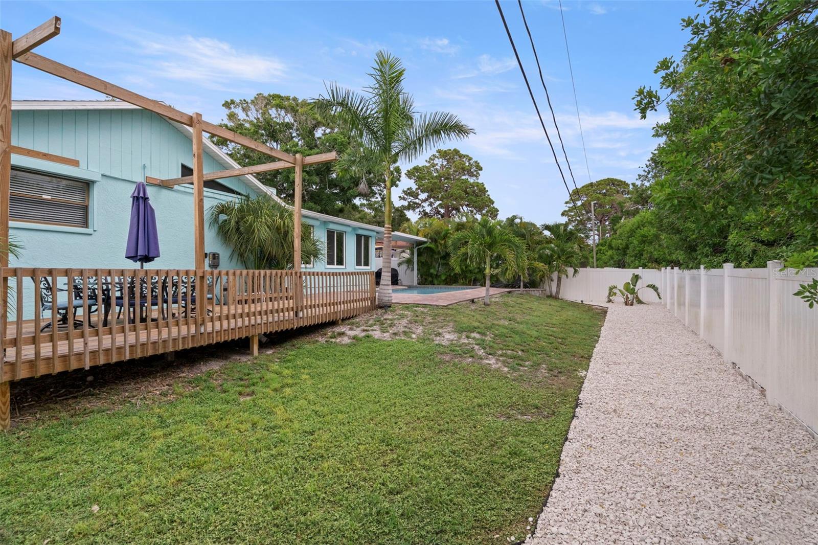 Listing photo id 28 for 14030 79th Avenue