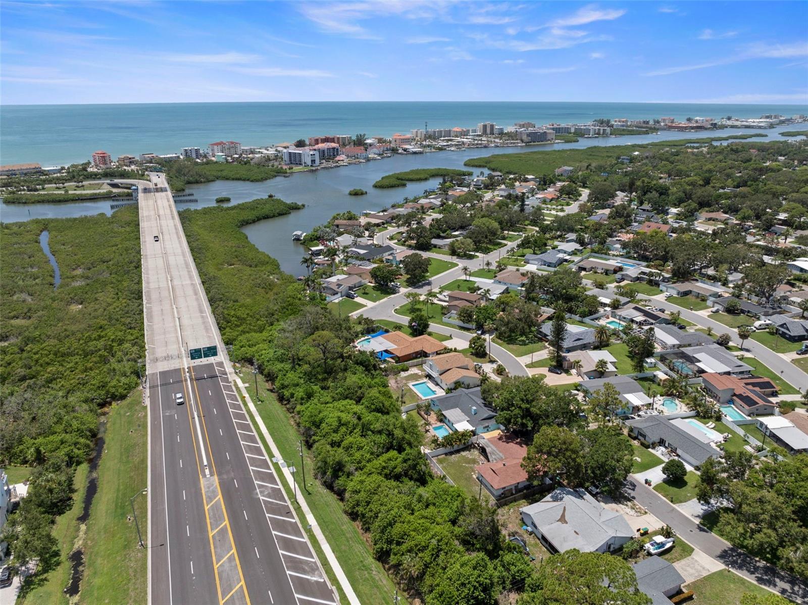Listing photo id 29 for 14030 79th Avenue