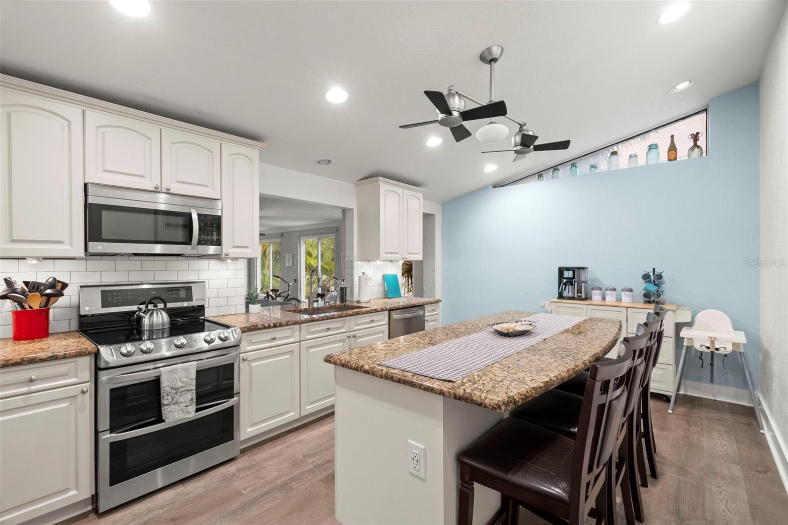 Listing photo id 2 for 14030 79th Avenue