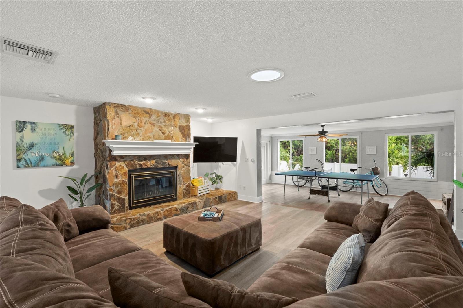 Listing photo id 6 for 14030 79th Avenue