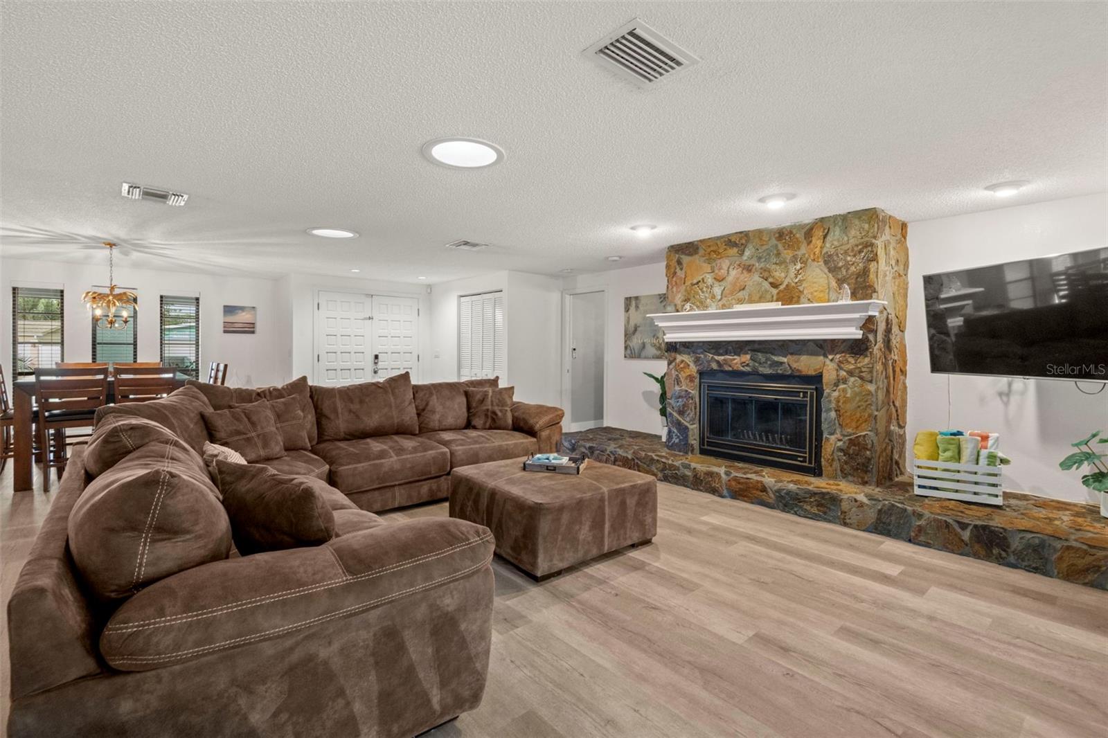Listing photo id 7 for 14030 79th Avenue