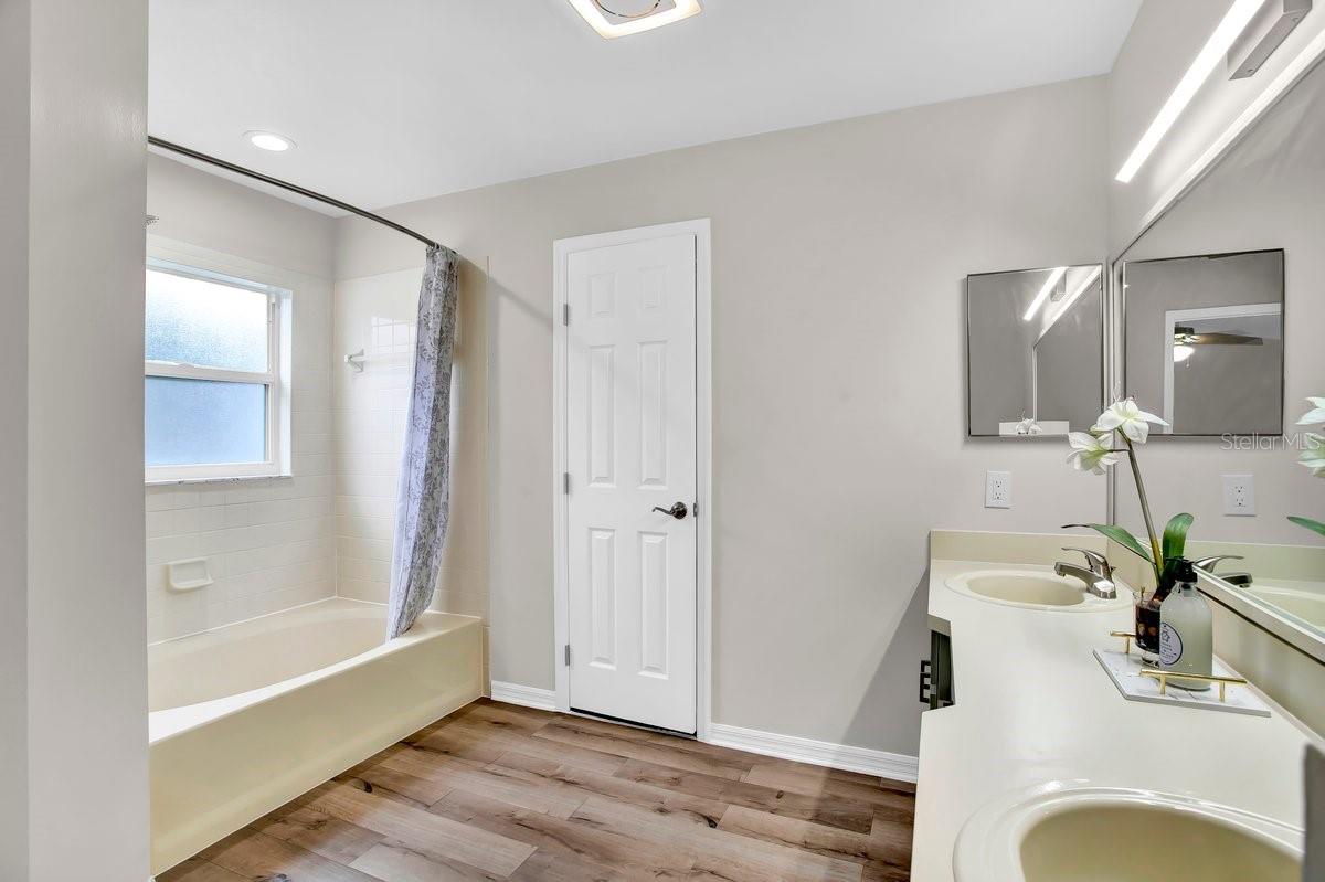 Listing photo id 15 for 1706 Erin Brooke Drive