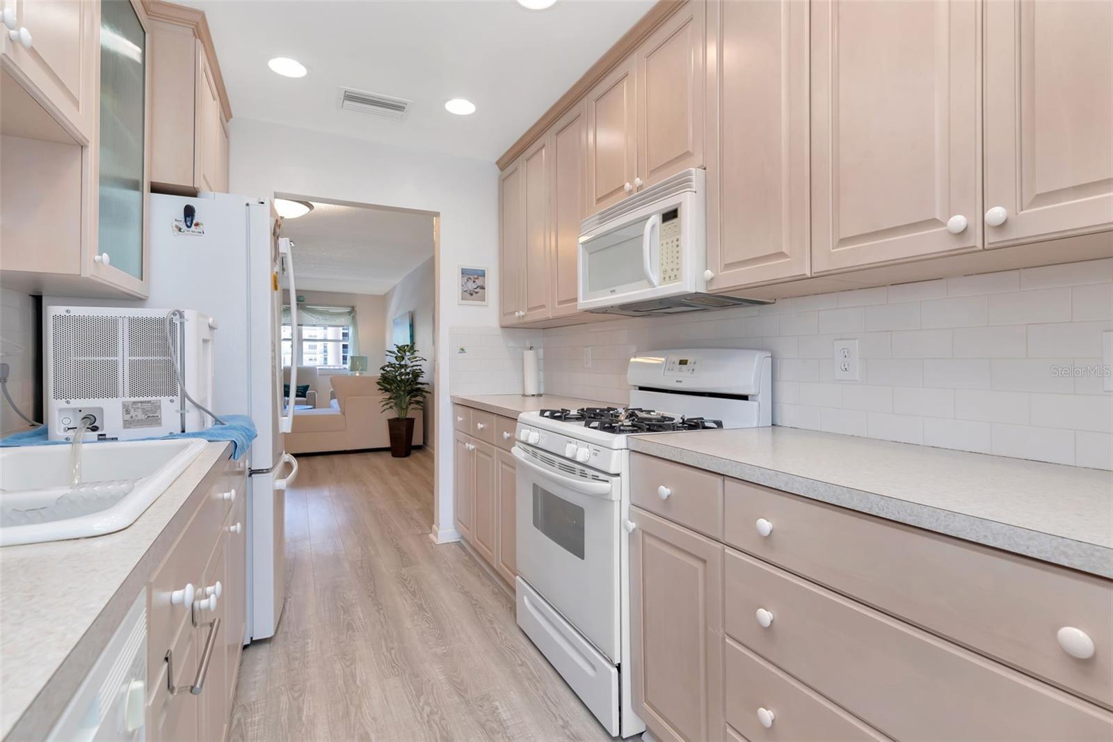 Image 10 of 40 For 6025 Shore Boulevard S 408