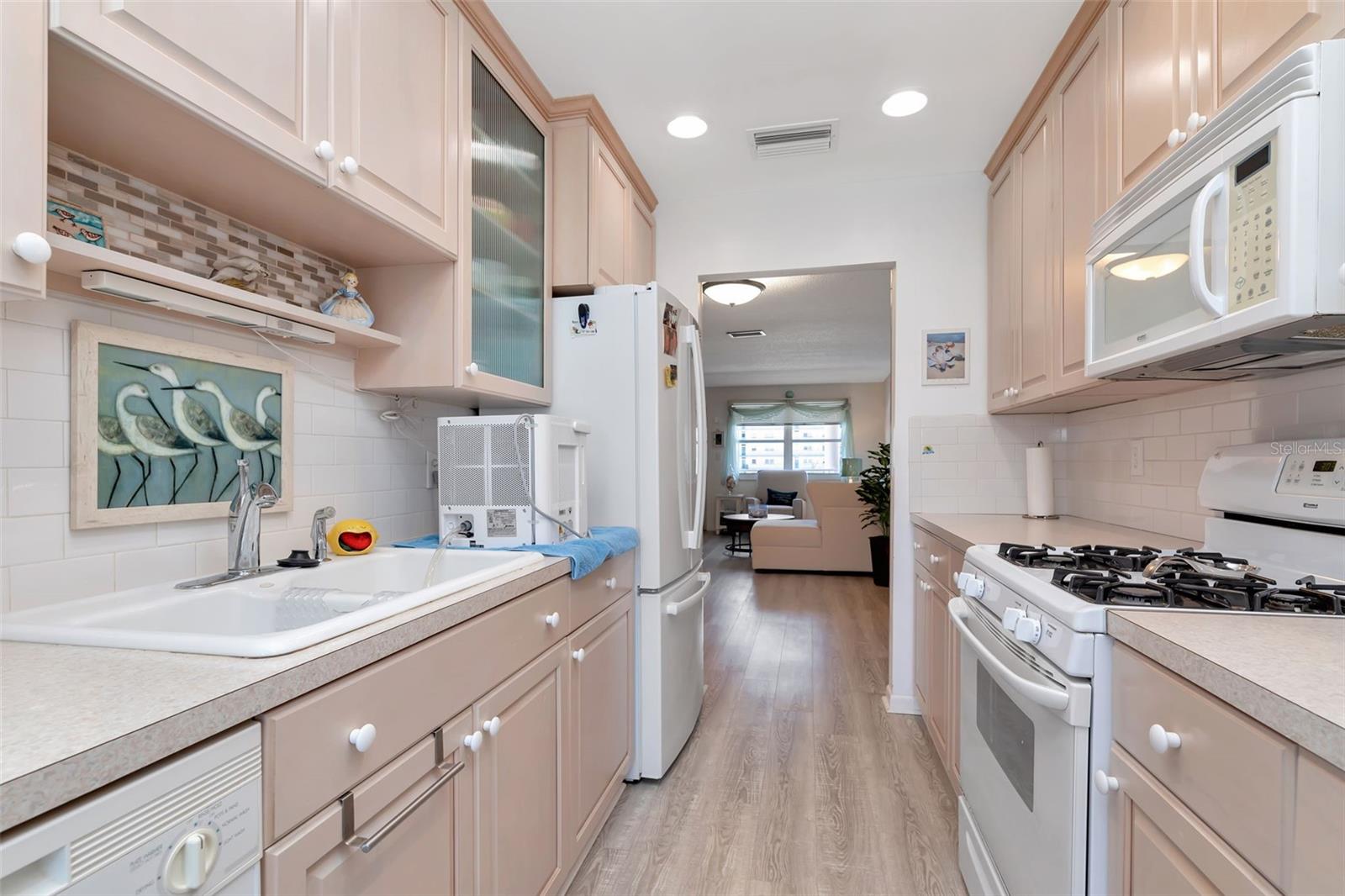 Image 11 of 40 For 6025 Shore Boulevard S 408