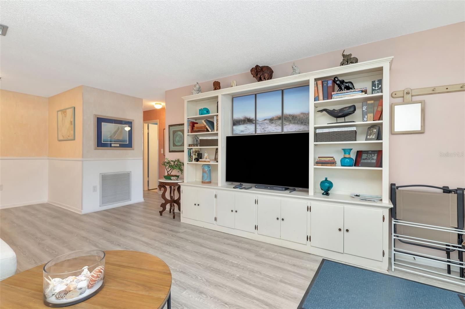 Image 6 of 40 For 6025 Shore Boulevard S 408