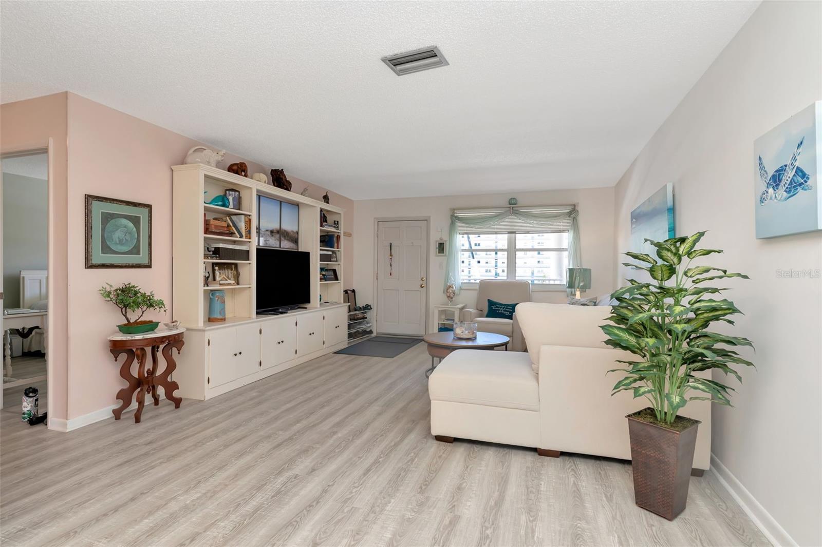 Image 7 of 40 For 6025 Shore Boulevard S 408