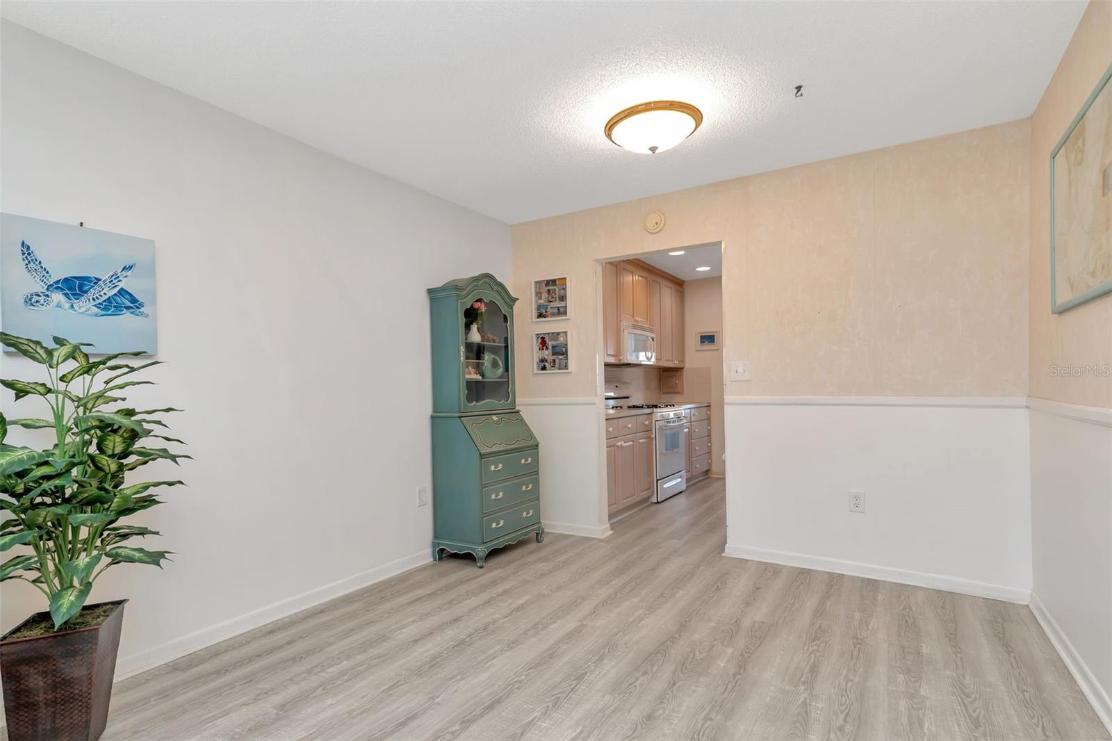 Image 8 of 40 For 6025 Shore Boulevard S 408