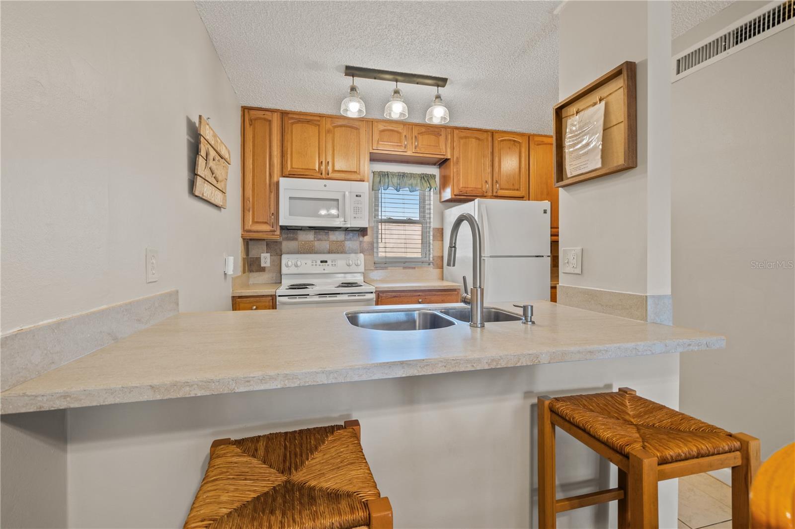 Listing photo id 8 for 380 Medallion Boulevard G