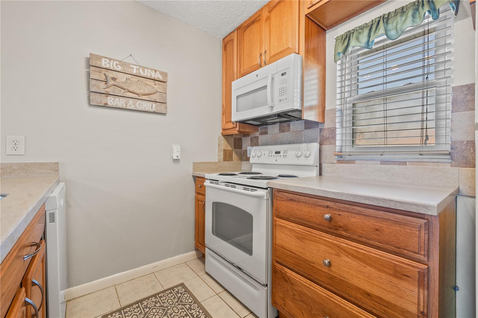 Listing photo id 9 for 380 Medallion Boulevard G