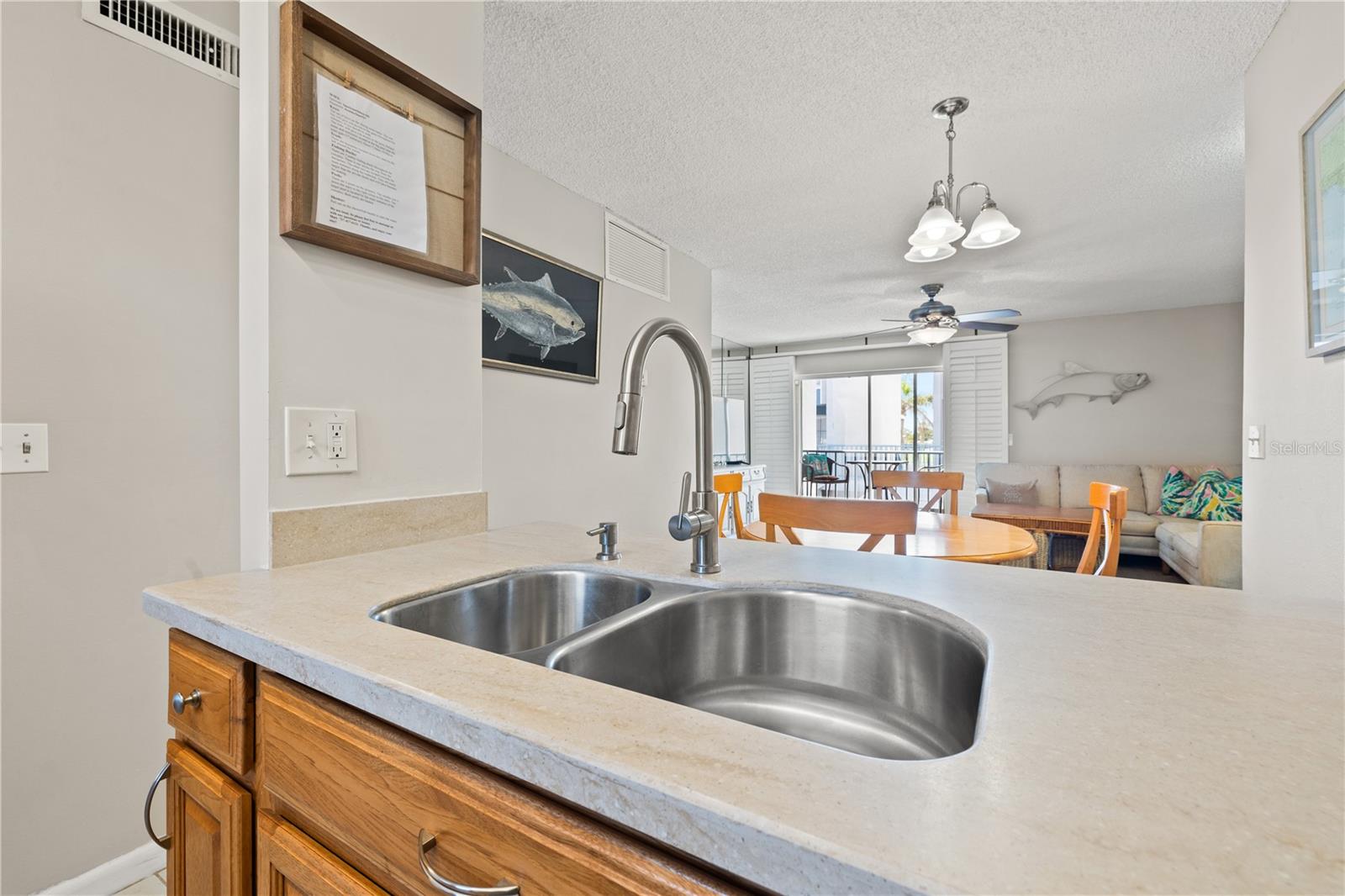 Listing photo id 12 for 380 Medallion Boulevard G