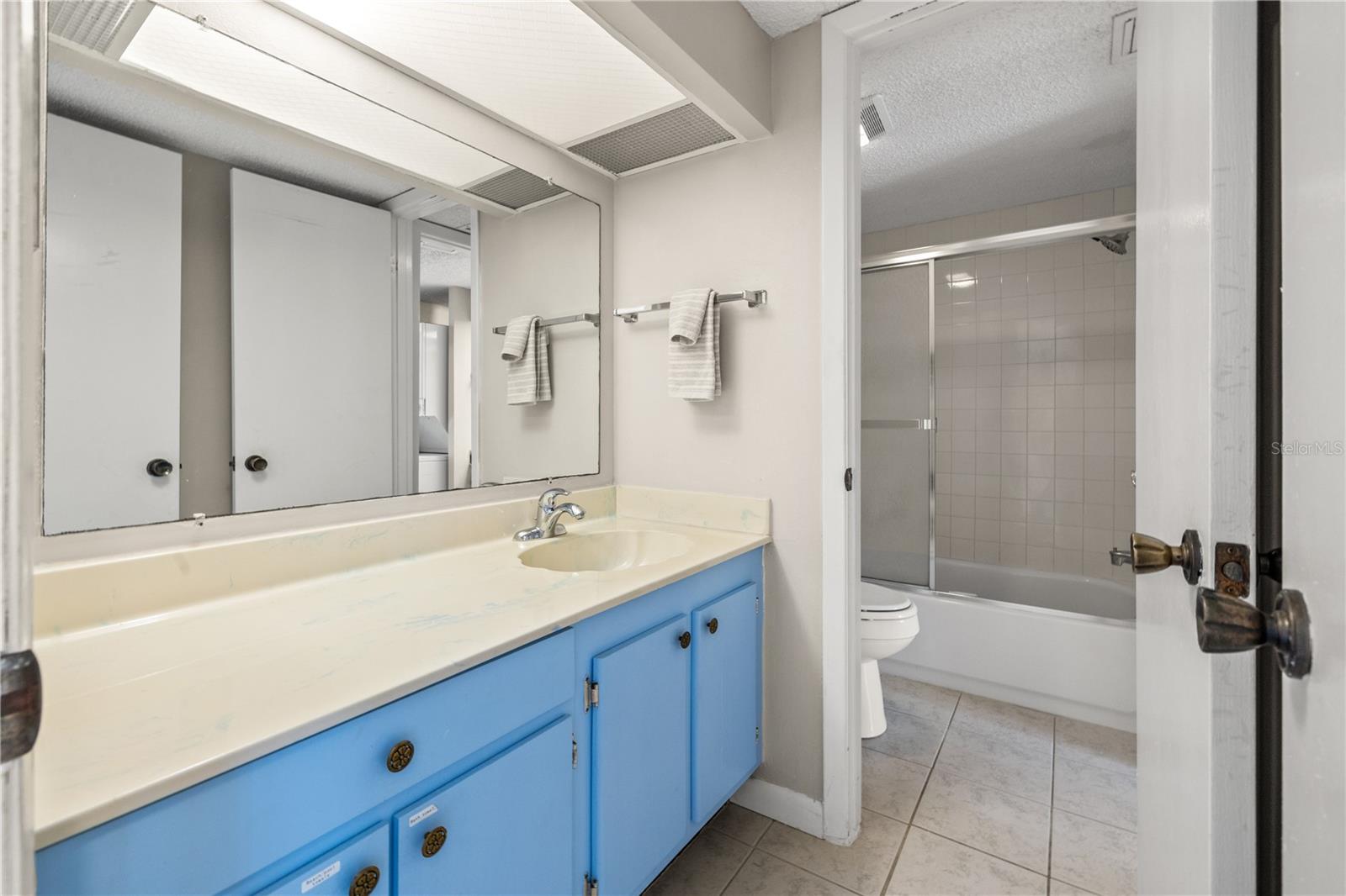 Listing photo id 18 for 380 Medallion Boulevard G