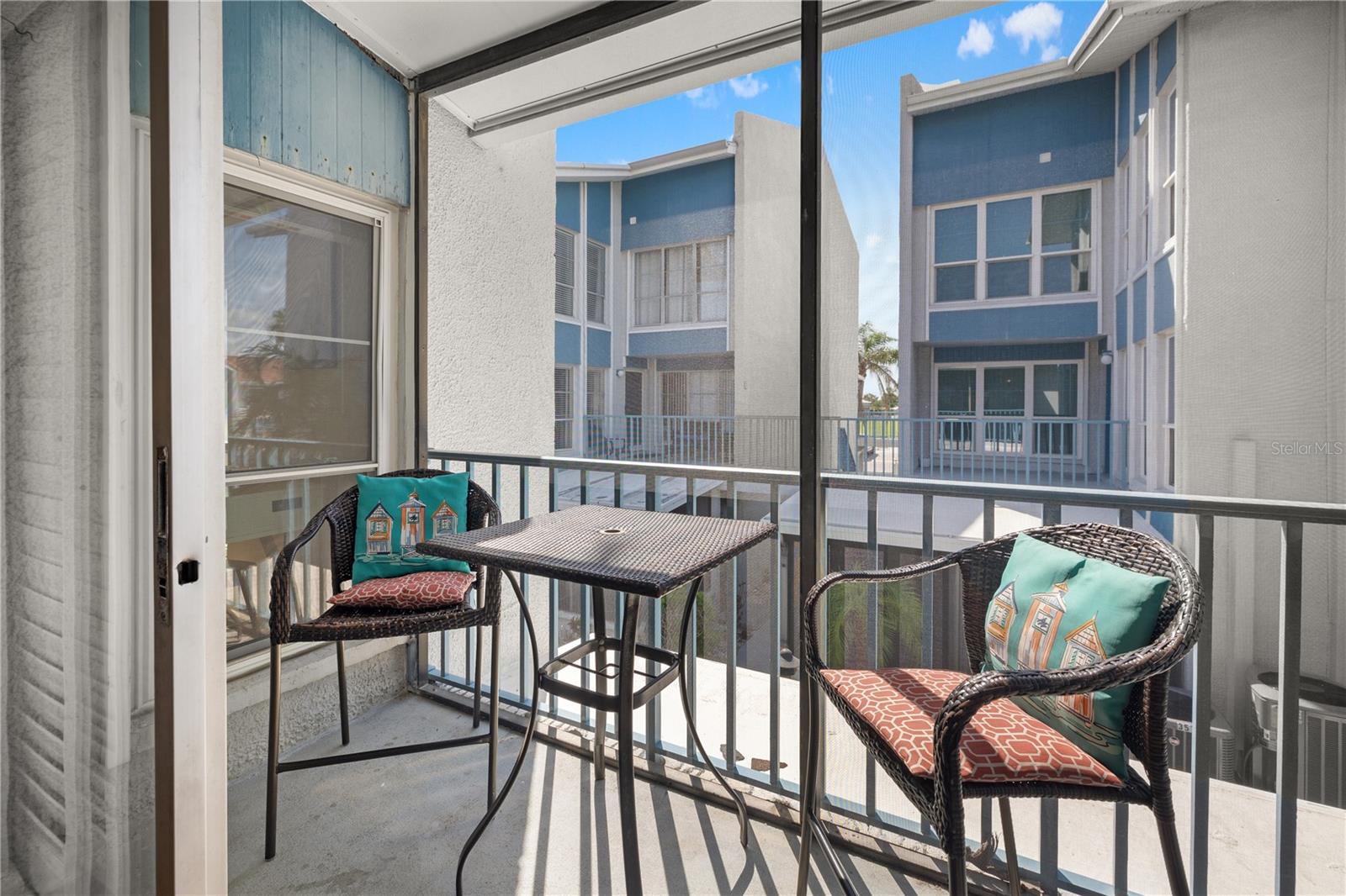 Listing photo id 19 for 380 Medallion Boulevard G