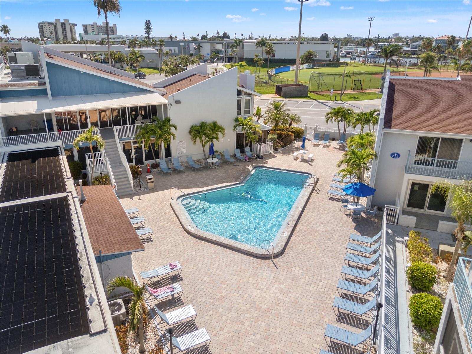 Listing photo id 26 for 380 Medallion Boulevard G