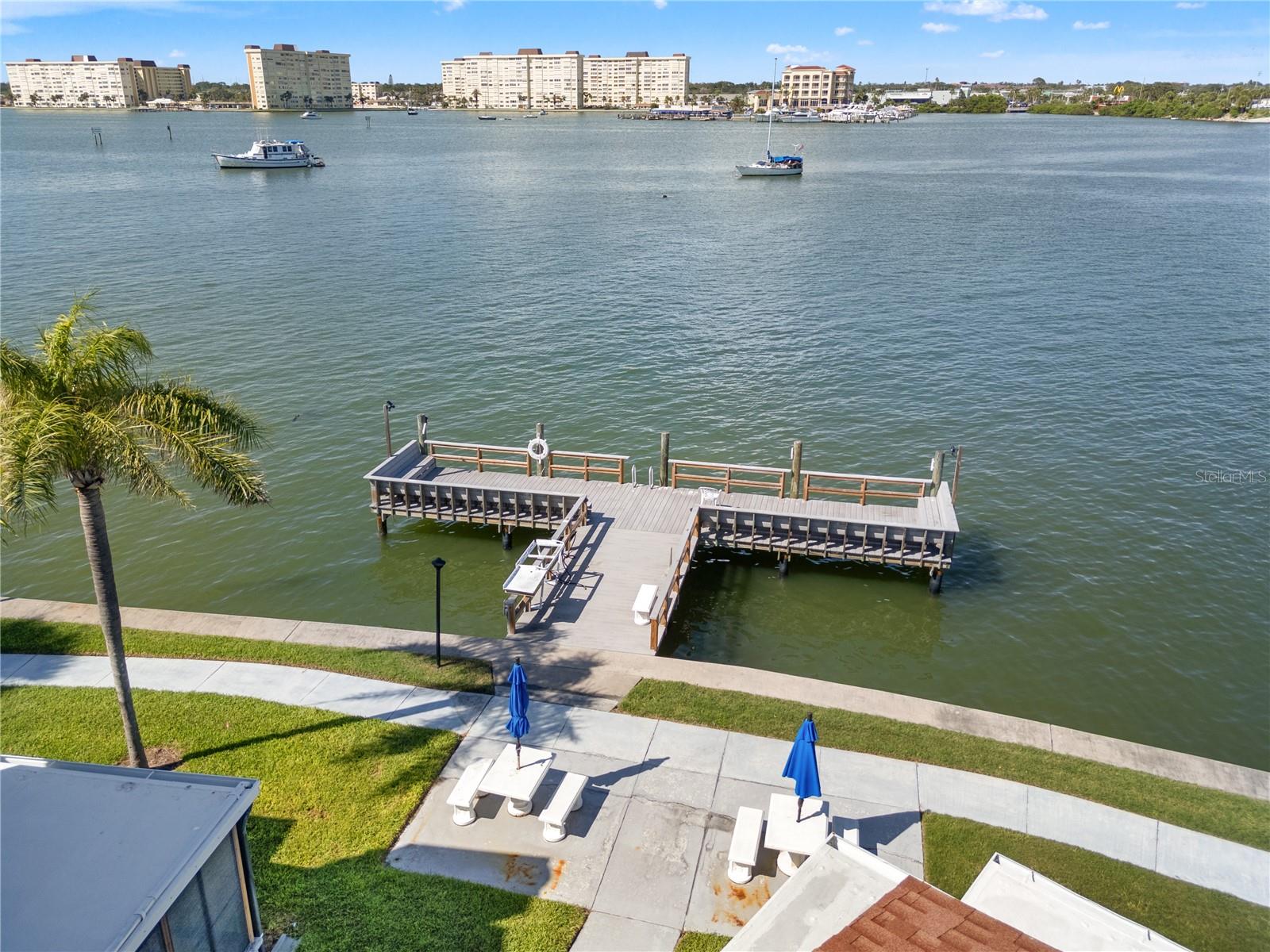 Listing photo id 1 for 380 Medallion Boulevard G
