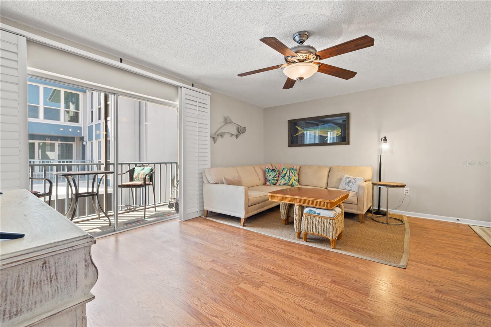 Listing photo id 3 for 380 Medallion Boulevard G