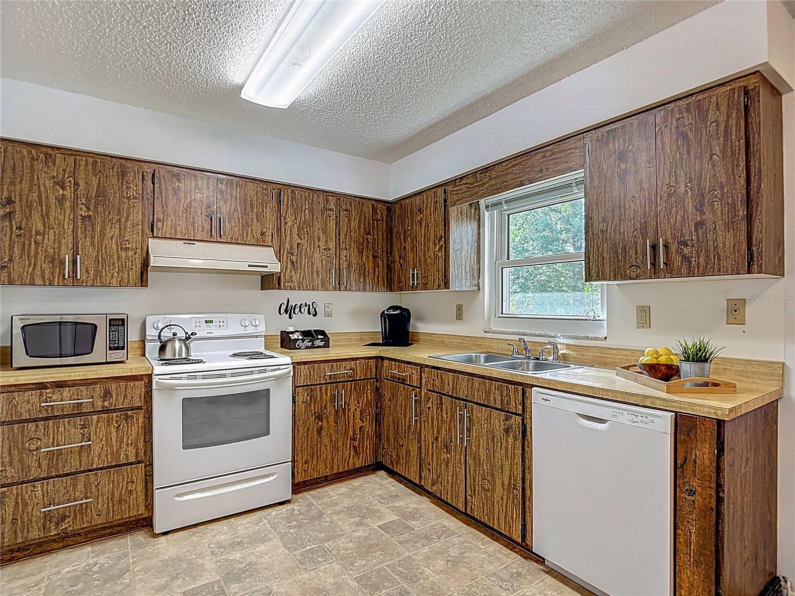 Listing photo id 8 for 31096 Inwood Circle