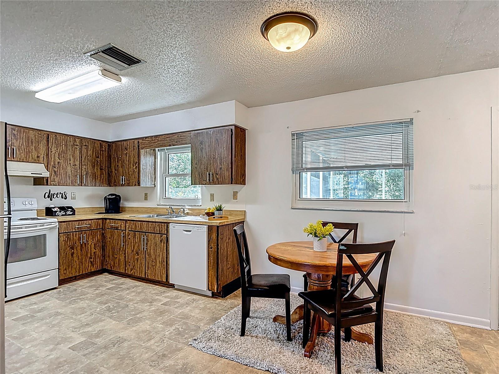 Listing photo id 9 for 31096 Inwood Circle
