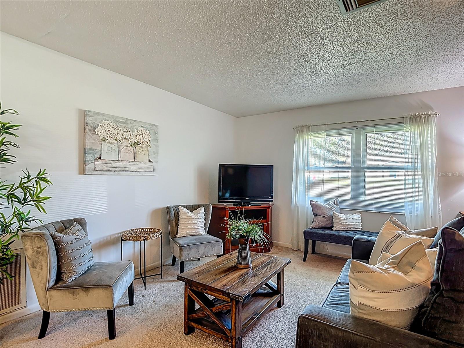 Listing photo id 3 for 31096 Inwood Circle