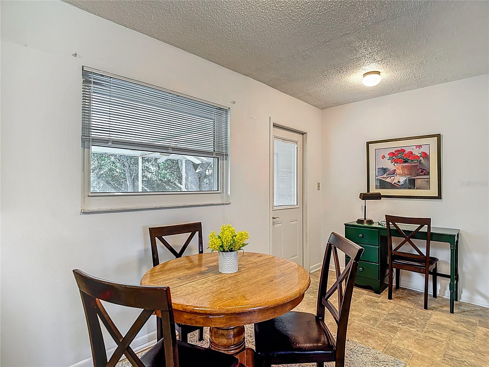 Listing photo id 5 for 31096 Inwood Circle