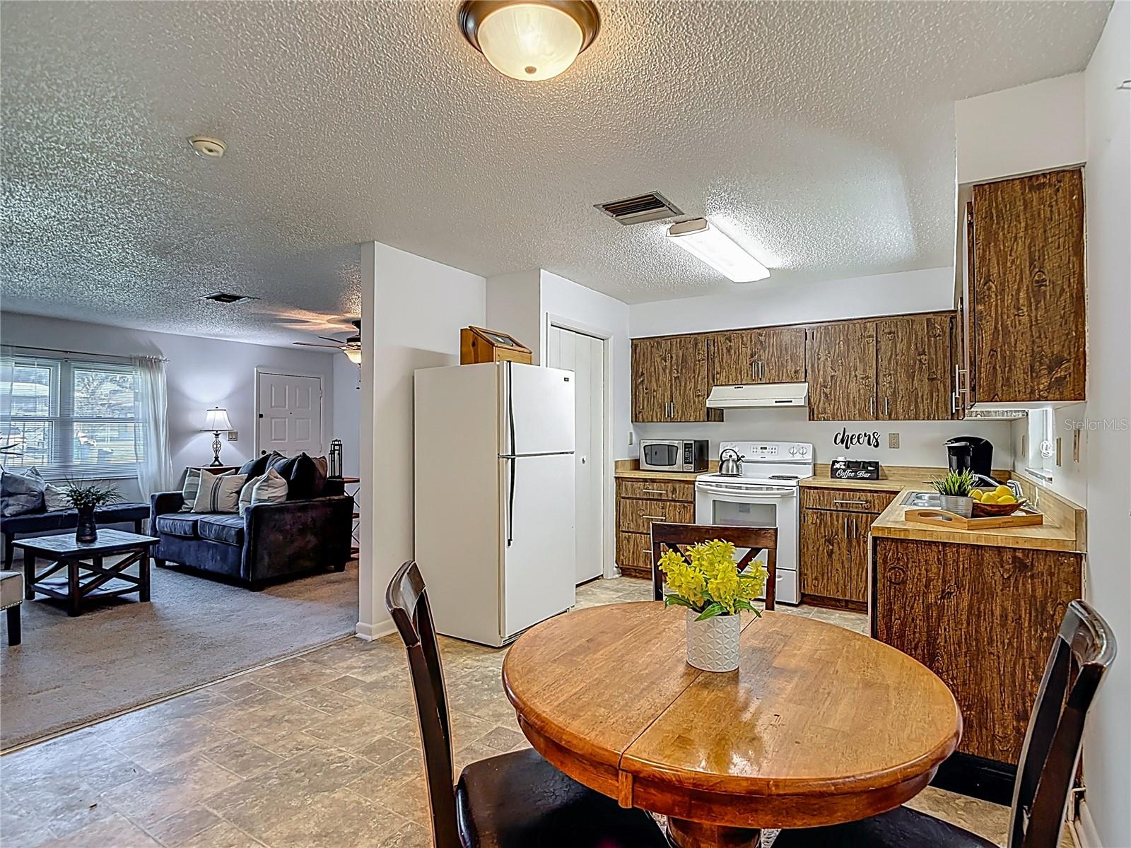 Listing photo id 6 for 31096 Inwood Circle