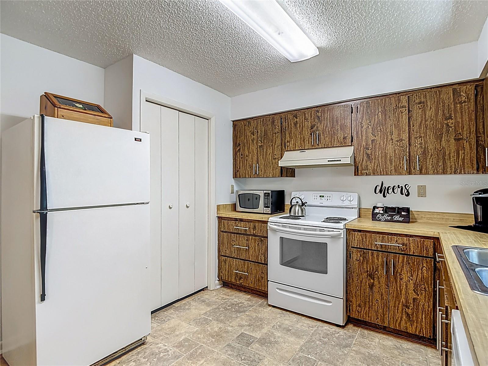 Listing photo id 7 for 31096 Inwood Circle