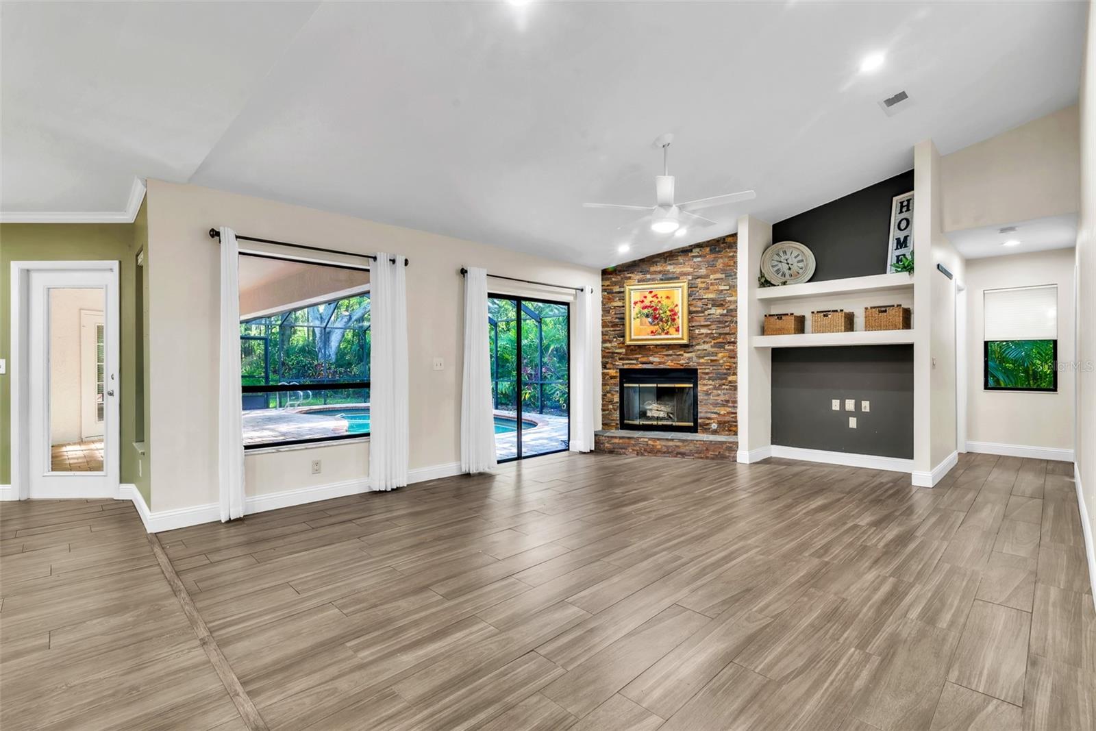 Image 13 of 41 For 910 Kingscote Court