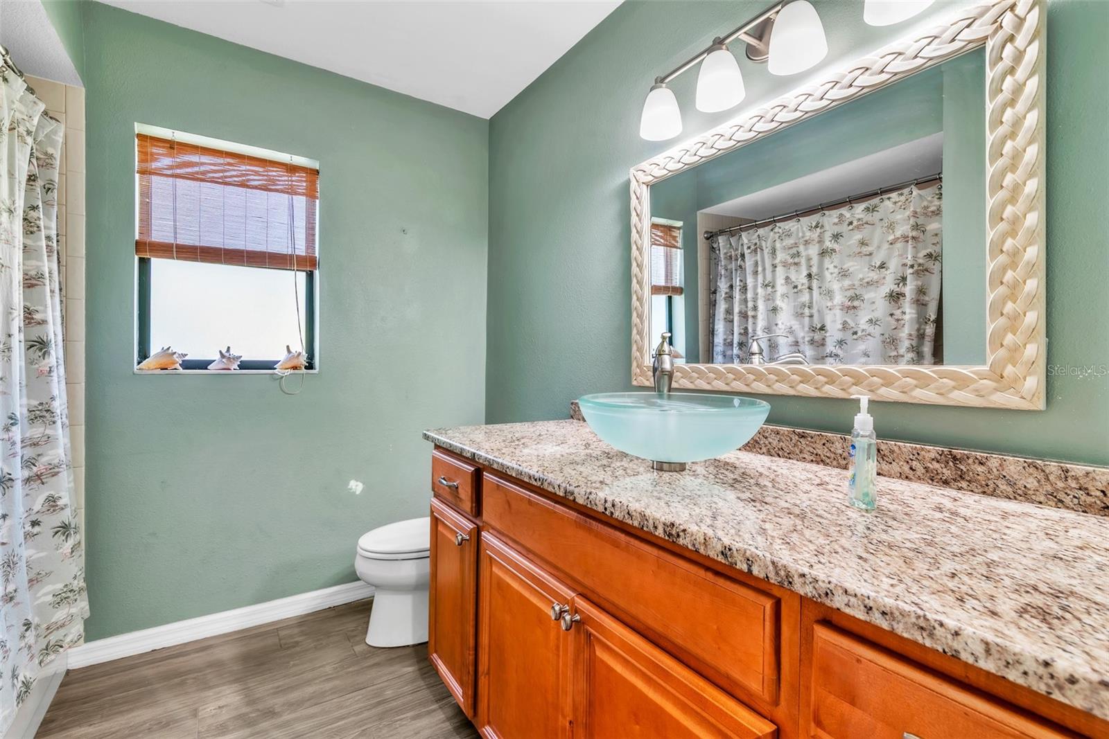 Image 16 of 41 For 910 Kingscote Court