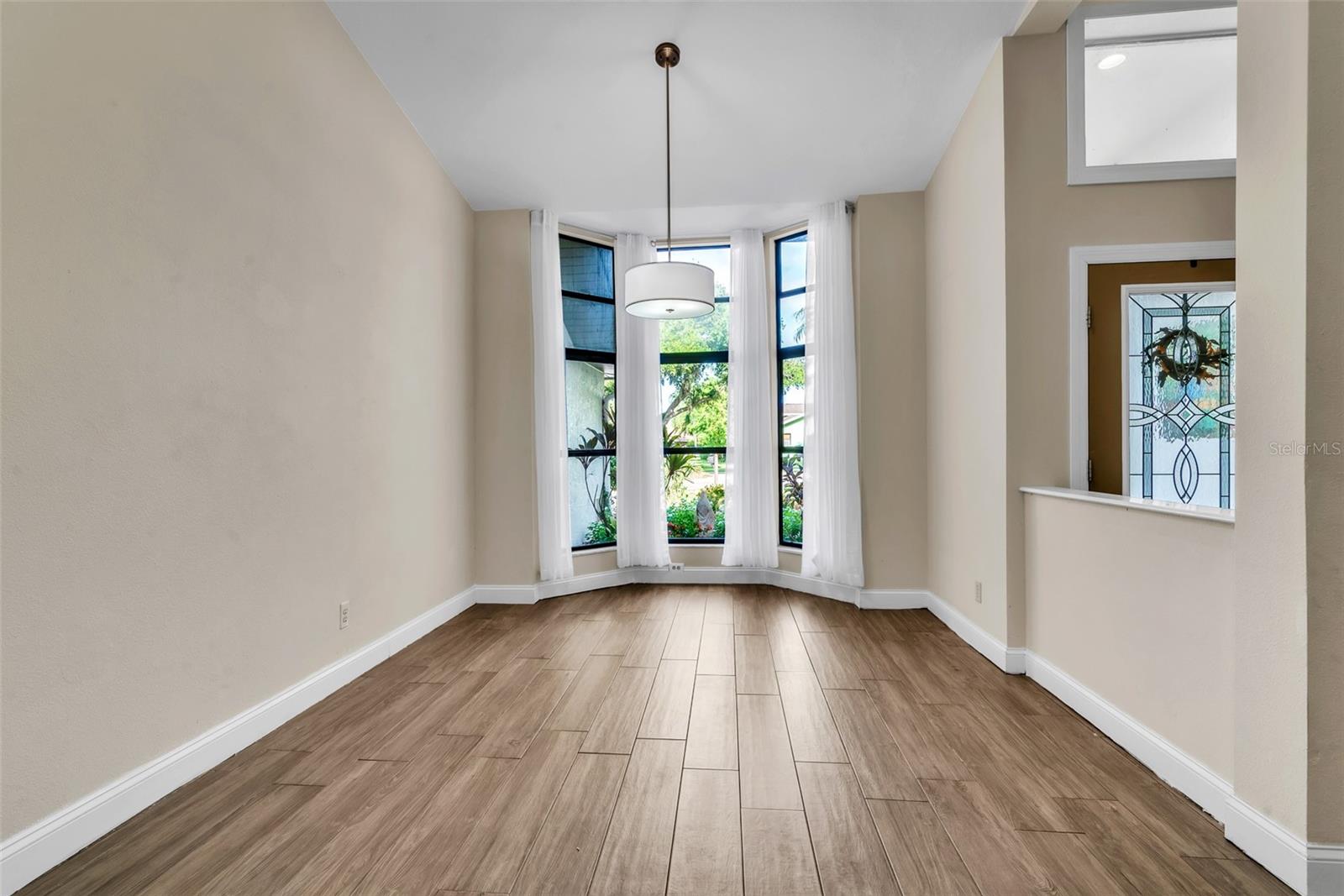 Image 3 of 41 For 910 Kingscote Court