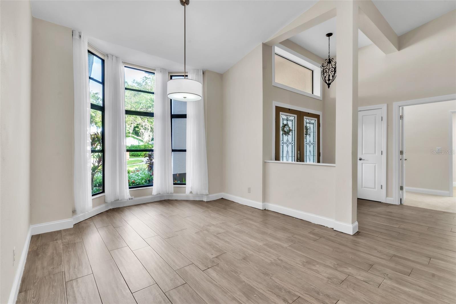 Image 4 of 41 For 910 Kingscote Court
